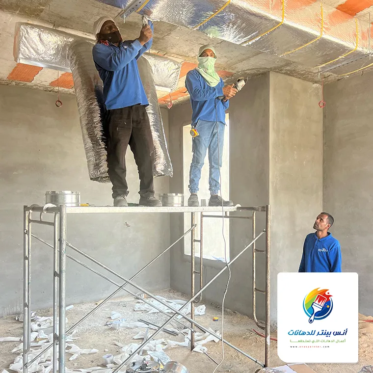 مقاول الترميم اثناء الاشراف على العمل